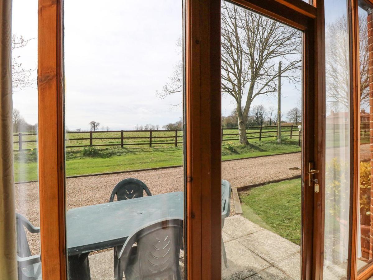 Pear Tree Villa Wood Norton Exteriör bild